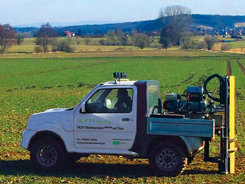 Ein Fahrzeug nimmt eine Bodenprobe von einem Feld